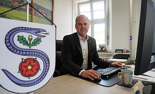 Bürgermeister Marcus Püster bereitet die abwechslungsreiche Arbeit sehr viel Freude. Ein großes Lob spricht er auch seinem Team in der Verwaltung aus, das ihn unterstützt, die verschiedenen Projekte voranzubringen. - Michaela Weiße Bürgermeister Marcus Püster bereitet die abwechslungsreiche Arbeit sehr viel Freude. Ein großes Lob spricht er auch seinem Team in der Verwaltung aus, das ihn unterstützt, die verschiedenen Projekte voranzubringen. - Michaela Weiße