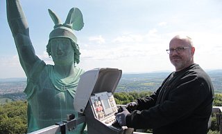 André Brünger von der Firma Begemann's Mietlieft steuert den Hubsteiger souverän auf 45 Meter Höhe. - Karolina Schmidt