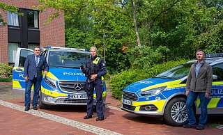 Landrat Dr. Axel Lehmann, Polizeikommissarin Katharina Gröne und Polizei-Werkstattleiter Sven Schmidt (von links) präsentieren die neuen Streifenwagen der lippischen Polizei. Bis Mitte kommenden Jahres werden alle 37 Wagen ausgetauscht. - Raphael Bartling