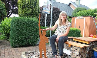 Im Garten von Michaela Lehnert in Hillentrup wacht der Hermann. - Katrin Kantelberg Im Garten von Michaela Lehnert in Hillentrup wacht der Hermann. - Katrin Kantelberg