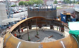 W&auml;rmespeicher w&auml;chst von oben nach unten: Die Kuppel steht momentan dort, wo sp&auml;ter der Turm hinkommt. Dahinter ist das Teil zu sehen, das unter der Kuppel sitzen wird. - Jana Beckmann