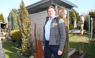 Jenseits der viel befahrenen Ostwestfalenstraße befindet sich das Kleinod der Familie Berghahn. Hier kann der Istruper Ortsvorsteher entspannen – viel Zeit hat er jenseits der Abgeordnetentätigkeit und ehrenamtlichen Aufgaben dazu allerdings nicht. - Silke Buhrmester Jenseits der viel befahrenen Ostwestfalenstraße befindet sich das Kleinod der Familie Berghahn. Hier kann der Istruper Ortsvorsteher entspannen – viel Zeit hat er jenseits der Abgeordnetentätigkeit und ehrenamtlichen Aufgaben dazu allerdings nicht. - Silke Buhrmester