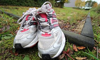 Im Dornröschenschlaf: Die Sprunggrube an der Grundschule Bavenhausen hat schon bessere Tage gesehen. Anfang kommenden Jahres wird sie genauso wie die Laufbahn erneuert. - Jens Rademacher