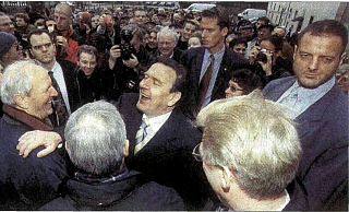Zum "Staatsbesuch mit Volksfestcharakter" kommt Gerhard Schröder (Mitte) am 1. Februar 2001 nach Lemgo-Brake. Dort trifft er auch seinen früheren Fußballkollegen Herbert Batzer (links im Bild). - LZ, 30.12.2001/Scherzer