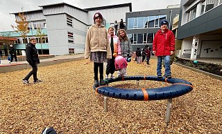 Die Sch&uuml;lerinnen und Sch&uuml;ler der Sekundarschule Blomberg freuen sich &uuml;ber ihren neuen Schulhof - ein Platz zum Leben und Wohlf&uuml;hlen. - Bildrechte: Sekundarschule Blomberg