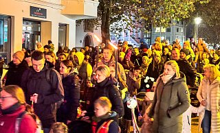 Hunderte Familien kamen am Sonntagabend auf den Detmolder Marktplatz, um zu singen und am Martinsumzug durch die Fußgängerzone teilzunehmen. - Raphael Bartling Hunderte Familien kamen am Sonntagabend auf den Detmolder Marktplatz, um zu singen und am Martinsumzug durch die Fußgängerzone teilzunehmen. - Raphael Bartling