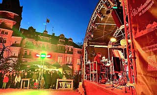 Vor der Kulisse des festlich illuminierten Schlosses fand vom 1. bis 30. Dezember der dritte Detmolder Weihnachtsmarkt statt. Mehr als 60 Veranstaltungen sorgten auf der Weihnachtsmarktbühne für beste Unterhaltung. - Stadt Detmold Vor der Kulisse des festlich illuminierten Schlosses fand vom 1. bis 30. Dezember der dritte Detmolder Weihnachtsmarkt statt. Mehr als 60 Veranstaltungen sorgten auf der Weihnachtsmarktbühne für beste Unterhaltung. - Stadt Detmold