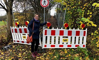 Katrin Klei, Ortsausschussvorsitzende von Biemsen-Ahmsen, steht am Zugang zu der jetzt gesperrten "Schnapsbrücke", die von der Straße "Oberer Strüh" über die A2 führt. - Thomas Reineke Katrin Klei, Ortsausschussvorsitzende von Biemsen-Ahmsen, steht am Zugang zu der jetzt gesperrten "Schnapsbrücke", die von der Straße "Oberer Strüh" über die A2 führt. - Thomas Reineke
