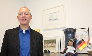 Stefan Rother hat eine kleine Sammlung von Andenken in seinem Büro. Das Bild mit dem Schiff hat er zum Amtsantritt geschenkt bekommen – mit Unterschriften der Kommunalpolitiker, die ihn in den vergangenen fünf Jahre begleitet haben. - Astrid Sewing