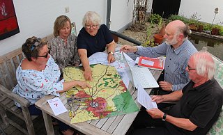 Im Gespräch: (von links) Corinna Fillies, Ewa Jagrello-Dageförde, Erika Kohls, Wigbert Gruß und Manfred Goos gehören zum Sprecherkreis der Bürgerinitiative „Für Horn – keinen Südring". Sie hoffen, dass sich die Politiker ernsthaft mit alternativen Lösungen zum Südring beschäftigen werden. - Michaela Weiße