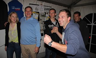 Die Freude ist am Wahlabend groß: Sven Meier zu Evenhausen (vorne) freut sich mit Matthias Krüger (von rechts), Julius Hachmeister, Ulrich Meier zu Evenhausen und seiner Verlobten. ulius Hachmeister (v. l.), Bürgermeisterkandidat Ulrich Meier zu Evenhausen, Matthias Krüger, Sven Meier zu Evenhausen, - Kirsten Fuhrmann Die Freude ist am Wahlabend groß: Sven Meier zu Evenhausen (vorne) freut sich mit Matthias Krüger (von rechts), Julius Hachmeister, Ulrich Meier zu Evenhausen und seiner Verlobten. ulius Hachmeister (v. l.), Bürgermeisterkandidat Ulrich Meier zu Evenhausen, Matthias Krüger, Sven Meier zu Evenhausen, - Kirsten Fuhrmann