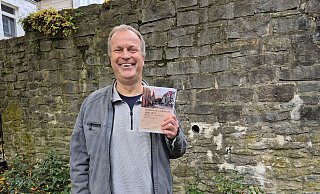 Dr. Hans C. Jacobs zeigt die neue Ausgabe der Lagenser Jahreschronik. - Lorraine Brinkmann
