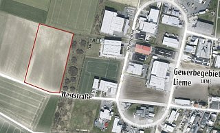 Schlüsselgrundstück: Das umrandete Areal hat sich die Stadt gesichert. Dort und anstelle der Grünstreifen sollen sich weitere Firmen ansiedeln. - Maren Brettmeier