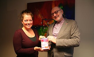 Claus Cieciera übergibt Birgit Bleibaum vom Ambulanten Hospiz- und Palliativdienst die Spende. Foto: Kirsten Fuhrmann - Kirsten Fuhrmann Claus Cieciera übergibt Birgit Bleibaum vom Ambulanten Hospiz- und Palliativdienst die Spende. Foto: Kirsten Fuhrmann - Kirsten Fuhrmann