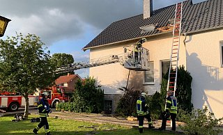 Ein Heckenbrand hat sich ausgeweitet und sprang auf den Dachstuhl eines Geb&auml;udes &uuml;ber. - Florian von G&eacute;lieu