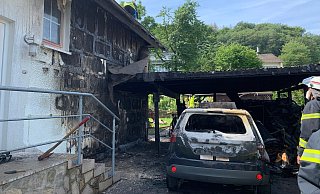 Der Ford Fiesta sowie das Carport sind durch das Feuer vollständig zerstört worden. Auch die Hauswand hat großen Schaden genommen. - Daniel Hobein/Feuerwehr Bad Salzuflen Der Ford Fiesta sowie das Carport sind durch das Feuer vollständig zerstört worden. Auch die Hauswand hat großen Schaden genommen. - Daniel Hobein/Feuerwehr Bad Salzuflen