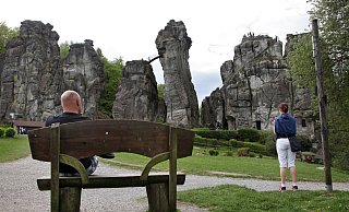 So idyllisch soll es bleiben: Die Externsteine sind ein Touristenmagnet. Das Naturdenkmal zieht alljährlich 500.000 Besucher an – die allermeisten benehmen sich. - Bernhard Preuss So idyllisch soll es bleiben: Die Externsteine sind ein Touristenmagnet. Das Naturdenkmal zieht alljährlich 500.000 Besucher an – die allermeisten benehmen sich. - Bernhard Preuss