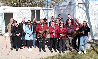 Viele Akteure sind dabei, wenn am 1. Mai das Bahnhofsfest mit Gewerbeschau in Farmbeck über die Bühne geht. Die Verantwortlichen hoffen auf gutes Wetter. Bis dahin soll auch die Terrasse vor den Containern fertig sein. - Nadine Uphoff Viele Akteure sind dabei, wenn am 1. Mai das Bahnhofsfest mit Gewerbeschau in Farmbeck über die Bühne geht. Die Verantwortlichen hoffen auf gutes Wetter. Bis dahin soll auch die Terrasse vor den Containern fertig sein. - Nadine Uphoff