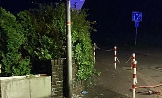 Die Plakate verschiedener Parteien gingen in Flammen auf. - Feuerwehr Bad Salzuflen