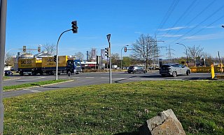 Weil die Linksabbiegerspur an der Ostring-Ampel nicht gesperrt ist und es keinen Hinweis gibt, dass man nur geradeaus und rechts herum fahren kann, landen Autofahrer vor dem Durchfahrt-verboten-Schild. Dann bleibt nur, auf der B239 zu wenden. - Astrid Sewing Weil die Linksabbiegerspur an der Ostring-Ampel nicht gesperrt ist und es keinen Hinweis gibt, dass man nur geradeaus und rechts herum fahren kann, landen Autofahrer vor dem Durchfahrt-verboten-Schild. Dann bleibt nur, auf der B239 zu wenden. - Astrid Sewing