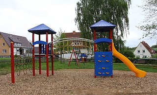 Der Spielplatz am Ahornweg in Lothe hat einen neuen Spielturm bekommen. - Freya Köhring(LZ)