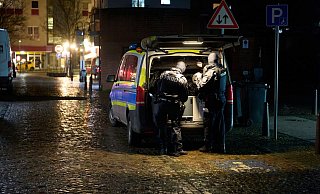 Polizeibeamte sind in der Innenstadt im Einsatz. - Foto: Thomas Frey/dpa