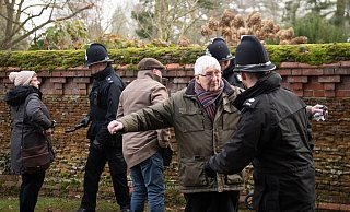 Anwohner werden vor Beginn eines Gottesdienstes in der St. Mary Magdalene Church in Sandringham, an dem auch Mitglieder der britischen K&ouml;nigsfamilie inklusive der Queen teilnehmen, von Polizeibeamten durchsucht. - Foto: Joe Giddens/PA Wire/dpa