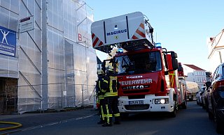 Ein Dachstuhlbrand hat den Verkehr in der F&uuml;rstengartenstra&szlig;e kurzzeitig lahm gelegt. - Lorraine Brinkmann