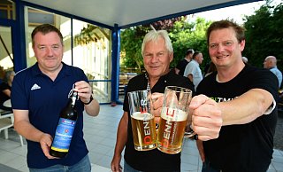 Heimatvereins-Vorsitzender Matthias Müller (von links), Schwiegervater Erich Gudde und Geschäftsführer Dennis Kühn stoßen an. - Nicole Ellerbrake Heimatvereins-Vorsitzender Matthias Müller (von links), Schwiegervater Erich Gudde und Geschäftsführer Dennis Kühn stoßen an. - Nicole Ellerbrake