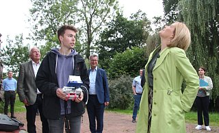 Wo fliegt sie denn? Cajus Caesar (links) und Ministerin Julia Klöckner halten nach der Drohne Aussschau, die Julian Seck steuert. CDU-Landratskandidat Jens Gnisa beobachtet die Szene. - Martin Hostert
