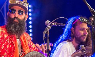 Vor einigen Jahren zeigte die britische Weltmusik-Gruppe "The Turbans" um Drummer Pav Mav (links) und Pablo Dominguez ihr musikalisches Können auf dem Marktplatz. Auch in diesem Sommer soll dort wieder eine ganze Reihe von Künstlern auftreten. - Archivfoto: Raphael Bartling