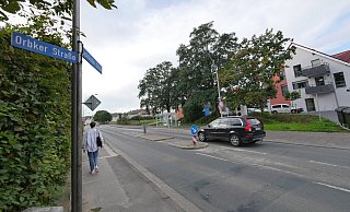 Die Tempo-30-Ausschilderung auf der Bielefelder Straße in der Nähe der Einmündung der Orbker Straße wurde ursprünglich mit dem Schild "Altenheim" begründet. Rechts im Bild ist ein Pflegeheim zu sehen. Weil es das Schild "Pflegeheim" in der Straßenverkehrsordnung nicht gibt, wird Tempo 30 nun nicht mehr per Zusatzschild erklärt. - Jost Wolf Die Tempo-30-Ausschilderung auf der Bielefelder Straße in der Nähe der Einmündung der Orbker Straße wurde ursprünglich mit dem Schild "Altenheim" begründet. Rechts im Bild ist ein Pflegeheim zu sehen. Weil es das Schild "Pflegeheim" in der Straßenverkehrsordnung nicht gibt, wird Tempo 30 nun nicht mehr per Zusatzschild erklärt. - Jost Wolf