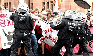 Polizisten kesseln Demonstranten ein. - Roberto Pfeil/dpa/Archivbild Polizisten kesseln Demonstranten ein. - Roberto Pfeil/dpa/Archivbild
