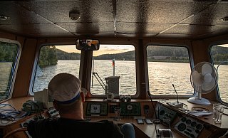 Die MS Schiedersee legt am Abend zur gemütlichen Fahrt im Sonnenuntergang ab. - Torben Gocke