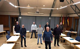 Gottfried Dennebier (von links), Wolfgang Huppke, Matthias Falkenstein, Boris Scheiermann, Martin Waltemathe, Alexander Siekmann, Frank Salomon. Im Vordergrund: Fraktionsvorsitzender Lutz Müller. - CDU Augustdorf
