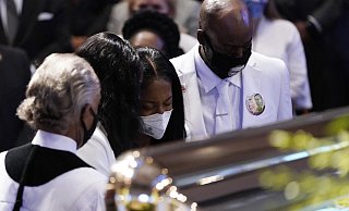 Familienmitglieder von George Floyd halten während der Trauerfeier am Sarg inne. - Foto: David J. Phillip/AP POOL/dpa