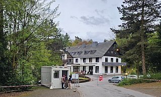 Seit mehr als einem Jahr ist die Notunterkunft in Betrieb. In diesem Jahr wird sie zur Zentralen Unterbringungseinrichtung des Landes NRW. Die Ausschreibung läuft. - Astrid Sewing Seit mehr als einem Jahr ist die Notunterkunft in Betrieb. In diesem Jahr wird sie zur Zentralen Unterbringungseinrichtung des Landes NRW. Die Ausschreibung läuft. - Astrid Sewing