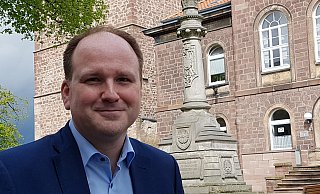 Als Beigeordneter und Kämmerer nach Blomberg zu gehen, war für Christoph Dolle eine "Lebensentscheidung". Jetzt will er Bürgermeister werden und ist sich der Mammutaufgabe nicht nur in Corona-Zeiten bewusst. - Marianne Schwarzer(LZ) Als Beigeordneter und Kämmerer nach Blomberg zu gehen, war für Christoph Dolle eine "Lebensentscheidung". Jetzt will er Bürgermeister werden und ist sich der Mammutaufgabe nicht nur in Corona-Zeiten bewusst. - Marianne Schwarzer(LZ)