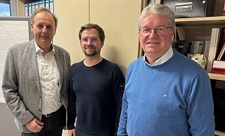 Volker Heuwinkel (von links, CDU) sowie Robin Meier und Frank Sommerfeld im SPD-Fraktionsb&uuml;ro an der Benzstra&szlig;e. - Sven Kienscherf