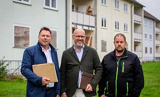Detmolds Bürgermeister Frank Hilker, Michael Kirchner (Vorstand Breitefeld eG) und Sebastian Brummel (Abbruch Landwehr) stehen im "Adenauerpark". Die Gebäude im Hintergrund werden in Kürze abgerissen. Hier entstehen mehrere energieeffiziente Neubauten. - Raphael Bartling Detmolds Bürgermeister Frank Hilker, Michael Kirchner (Vorstand Breitefeld eG) und Sebastian Brummel (Abbruch Landwehr) stehen im "Adenauerpark". Die Gebäude im Hintergrund werden in Kürze abgerissen. Hier entstehen mehrere energieeffiziente Neubauten. - Raphael Bartling