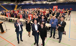 183 Delegierte feiern gemeinsam mit Axel Lehmann den Wahlsieg von Jürgen Berghahn. Ellen Stock gratuliert ihm. Sie ist als Kreisvorsitzende wiedergewählt worden. - Rainer Brinkmann