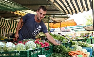 Wochenmarktvereinsvorsitzender Andreas Plass an seinem Obst- und Gemüsestand. - Katrin Kantelberg