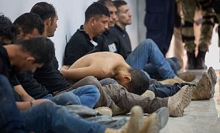 Verdächtige in der Ermordung des haitianischen Präsidenten Jovenel Moïse werden den Medien vorgeführt. - Foto: Joseph Odelyn/AP/dpa Verdächtige in der Ermordung des haitianischen Präsidenten Jovenel Moïse werden den Medien vorgeführt. - Foto: Joseph Odelyn/AP/dpa