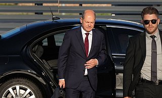 Bundeskanzler Olaf Scholz (l, SPD) kommt zum Start einer zweitägigen Reise auf dem militärischen Teil des Flughafens Berlin Brandenburg BER an und steigt aus einer Limousine. - Soeren Stache/dpa Bundeskanzler Olaf Scholz (l, SPD) kommt zum Start einer zweitägigen Reise auf dem militärischen Teil des Flughafens Berlin Brandenburg BER an und steigt aus einer Limousine. - Soeren Stache/dpa