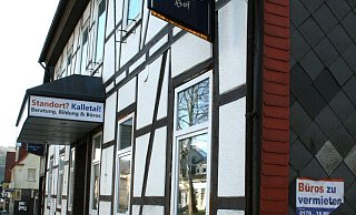 Das Co-Working-Center mit seiner Top-Lage in Hohenhausen ist nicht ausgebucht. Die schon lange geplante Fassadenrenovierung soll im Sommer kommen, verspricht der Besitzer. - Sylvia Frevert