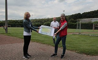 Auf dem Sportplatz in Langenholzhausen präsentieren Ute Seidemann (links) und Cornelia Rehse zusammen mit Bügermeister Mario Hecker die Pläne für den Umbau - falls die Fördermittel kommen. - Carolin Brokmann-Förster Auf dem Sportplatz in Langenholzhausen präsentieren Ute Seidemann (links) und Cornelia Rehse zusammen mit Bügermeister Mario Hecker die Pläne für den Umbau - falls die Fördermittel kommen. - Carolin Brokmann-Förster