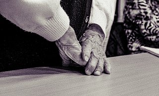 Im Barntruper Altenheim wird der Heimleiter 1963 brutal überfallen. Der Täter muss deshalb drei Jahre ins Gefängnis. - Symbolbild: Pixabay Im Barntruper Altenheim wird der Heimleiter 1963 brutal überfallen. Der Täter muss deshalb drei Jahre ins Gefängnis. - Symbolbild: Pixabay