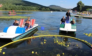 Quizfragen beantworten und dabei Gummienten aus dem Wasser fischen - keine leichte Aufgabe für die Teilnehmer beim NRW-Pokal. - Joline Heller