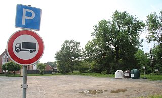 Der triste Schotterplatz an der Kampstraße dürfte schon bald zur Baustelle werden. Stadt und Stadtplaner sehen die Probleme, die das Vorhaben gebremst haben, als so gut wie gelöst an. - Dieter Asbrock