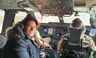 Bundestagsabgeordnete Kerstin Vieregge durfte den Landeanflug auf Kabul im Cockpit der Milit&auml;rmaschine erleben.&nbsp; - Bundeswehr